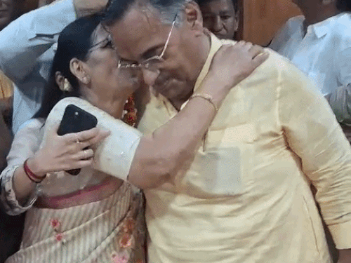 प्रसन्नचंद मेहता जब पदभार ग्रहण करने पहुंचे तो परिवार के लोग भी उनके साथ थे। इस दौरान उनकी पत्नी ने कानों में कुछ कहा तो वे हंसने लगे।