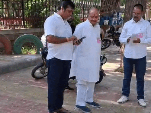 फोटो मेयर पद की वोटिंग से पहले का है। कांग्रेस प्रत्याशी राजेंद्र सोलंकी निगम पहुंचे थे।