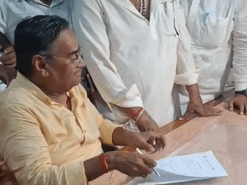 मेयर का पदभार ग्रहण करते प्रसन्नचंद मेहता। इस दौरान भाजपा के कई पदाधिकारी भी मौजूद रहे।