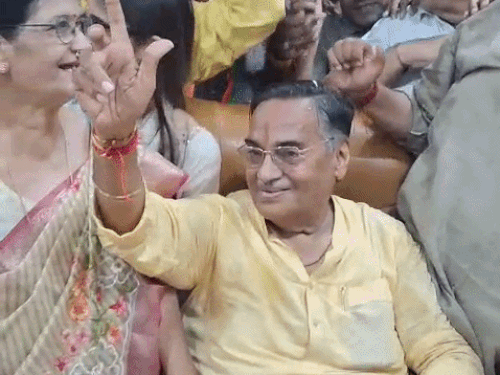 'मुझसे मिलने का कोई फिक्स टाइम नहीं, जब तक दफ्तर में हूं, जनता कभी भी आ सकती है': जोधपुर मेयर प्रसन्नचंद मेहता 2 मेयर प्रसन्नचंद मेहता मेयर की कुर्सी पर बैठने के बाद जयकारा लगाया। इस दौरान उनकी पत्नी और परिवार के लोग भी मौजूद थे। - Dainik Bhaskar