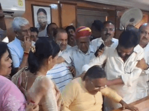 नगर निगम में मेयर की कुर्सी पर बैठते मेयर प्रसन्नचंद मेहता।