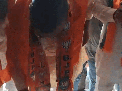 नगर निगम में मेयर का पदभार ग्रहण करने से पहले प्रसन्नचंद मेहता ने सीढ़ियों को प्रणाम किया और फिर अंदर आए।