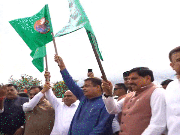 भोपाल में केंद्रीय मंत्री नितिन गडकरी और सीएम डॉ. मोहन यादव ने मुख्यमंत्री सुगम परिवहन सेवा की शुरुआत की।