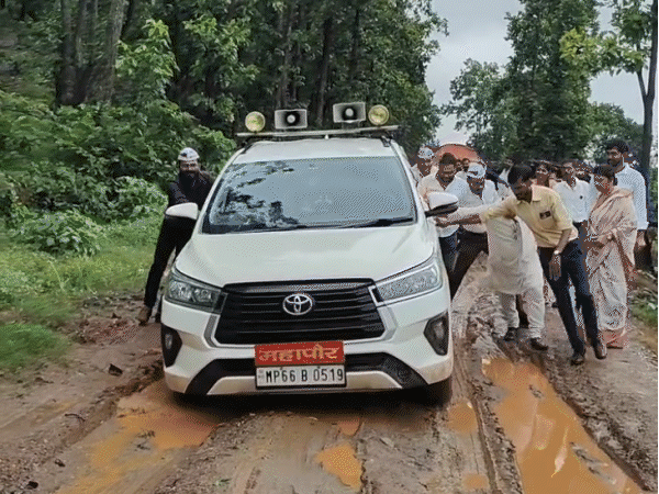 सीधी में इन्फ्लुएंसर लीला साहू के धरने में पहुंची सिंगरौली की महापौर रानी अग्रवाल की कार कीचड़ में फंस गई।