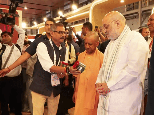 इसके बाद सीएम योगी और अमित शाह ने स्टॉलों का निरीक्षण किया और प्रोडक्ट्स की जानकारी ली।