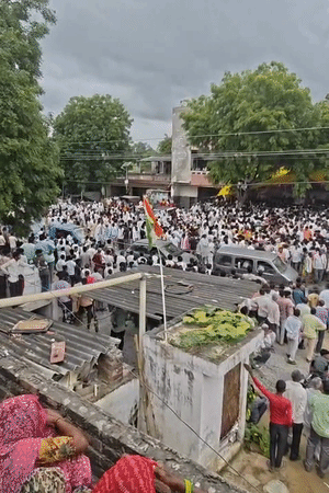 विधायक छोटेलाल वर्मा के अंतिम दर्शन के लिए बड़ी संख्या में लोग उनके पैतृक गांव पहुंचे।
