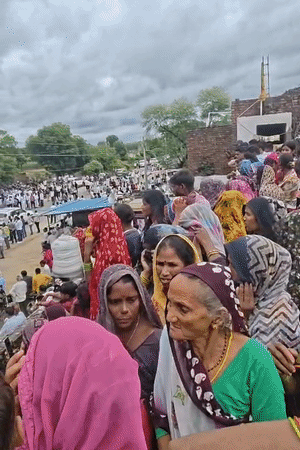 अंतिम दर्शन करने आने वालों में महिलाओं की संख्या भी काफी अधिक नजर आई।