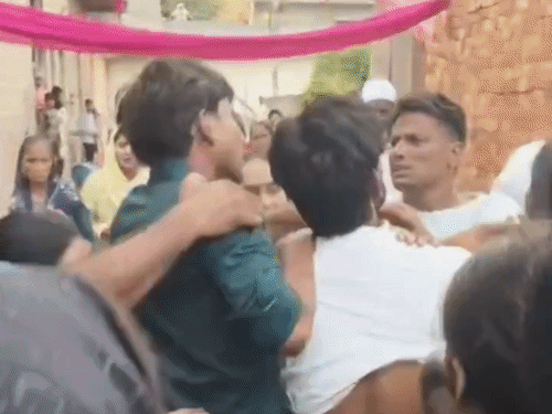 शादी के घर में अचानक मचा हंगामा, दो पक्षों में मारपीट, बर्तन लेकर एक-दूसरे पर टूट पड़े। - Dainik Bhaskar