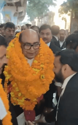 लोगों ने सीपी उपाध्याय को माला पहना कर स्वागत किया।
