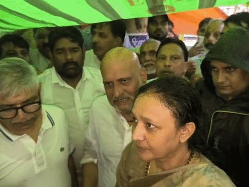ईको गार्डन भेजे जाने के बाद कांग्रेसियों ने वहां पर तिरपाल ओढ़कर प्रदर्शन जारी रखा।