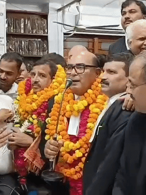 निधन से कुछ देर पहले अध्यक्ष के साथ दिख रहे हैं।