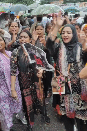 कांग्रेस की महिला कार्यकर्ताओं ने नारेबाजी की। उनके हाथ में पोस्टर थे। जिस पर लिखा है- वोट चोर, गद्दी छोड़।