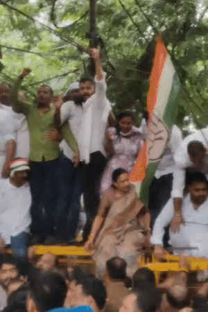कांग्रेस नेता अजय राय और विधायक आराधना मिश्रा बैरिकेडिंग पर चढ़ गए। मुख्य चुनाव आयुक्त और सरकार के खिलाफ नारेबाजी की।