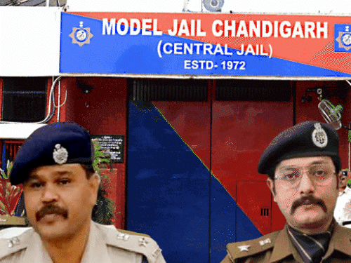 चंडीगढ़ IG जेल पुष्पिंदर कुमार और मोहाली SSP वरुण शर्मा।