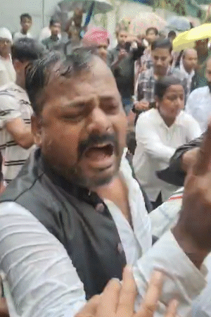 पुलिस ने कांग्रेस कार्यकर्ताओं को रोका तो भड़क गए।