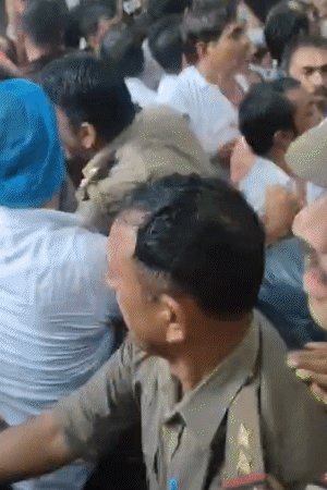 कांग्रेस कार्यकर्ताओं की पुलिस से झड़प हो गई। जमकर धक्का-मुक्की हुई।