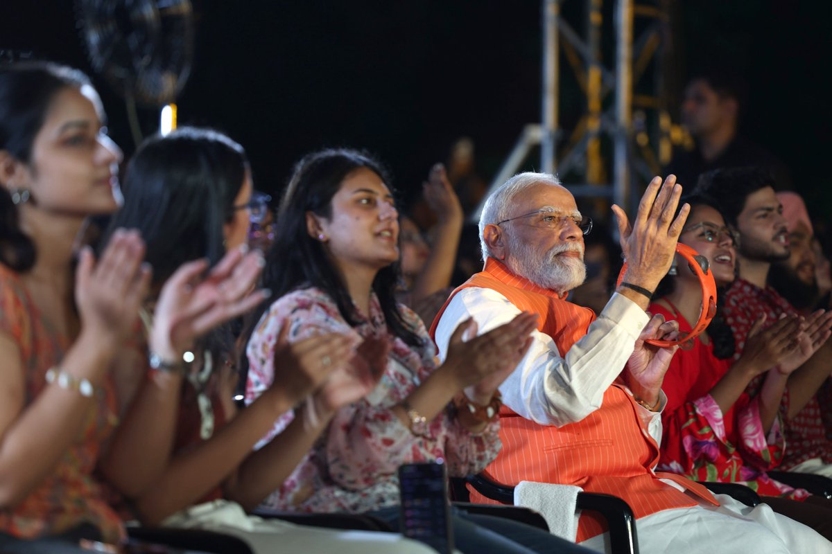 भजन क्लबिंग इवेंट के लिए पीएम मोदी भगवा जैकेट पहने पहुंचे थे।