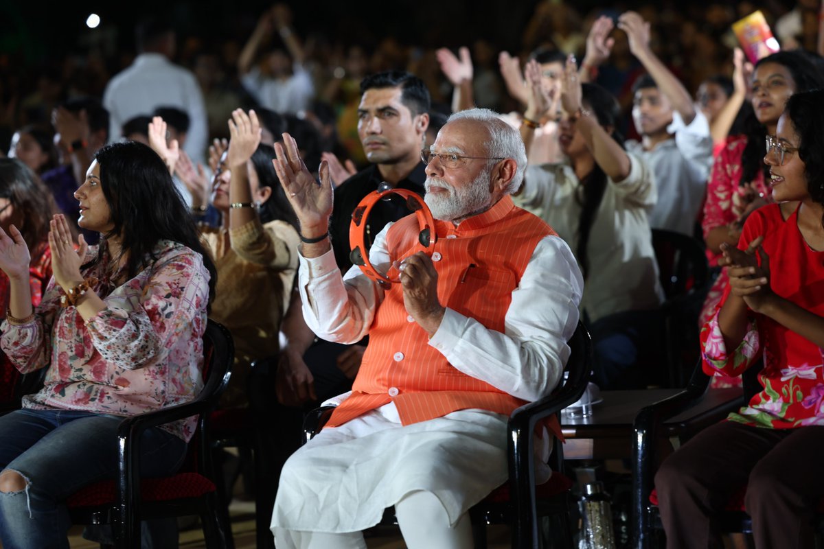 Bhajan Clubbing With PM Modi