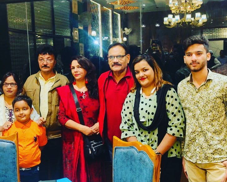 मुश्ताक खान ने 2021 में सोशल मीडिया पर पत्नी और बच्चों के साथ एक तस्वीर शेयर की थी। इसके साथ उन्होंने ‘फैमिली’ लिखा था। तस्वीर में पूरा परिवार साथ नजर आया था।