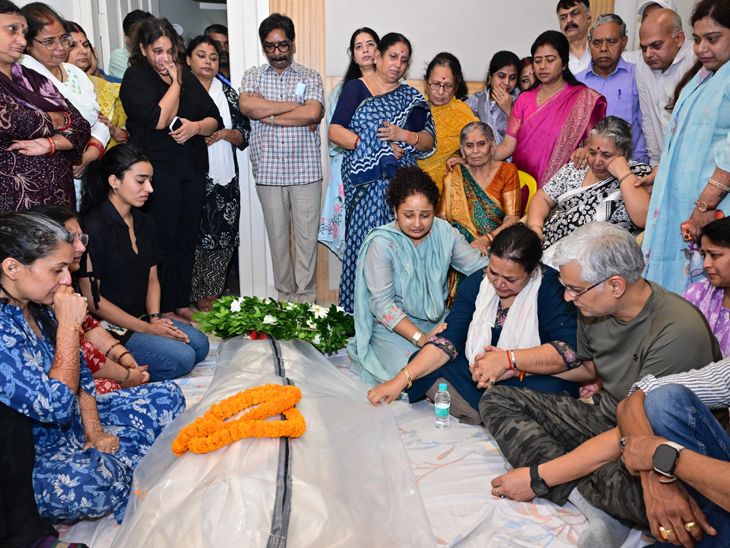 दीपिका पांडेय सिंह के रांची स्थित आवास पर मुख्यमंत्री हेमंत सोरेन और कांग्रेस-झामुमो के कई मंत्री, विधायक भी पहुंचे।