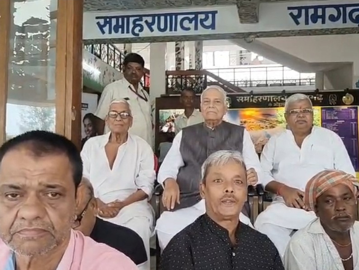 पूर्व केंद्रीय मंत्री यशवंत सिन्हा और शंकर चौधरी ने समाहरणालय गेट पर दिया धरना|रामगढ़ (झारखंड),Ramgarh (Jharkhand) - Dainik Bhaskar