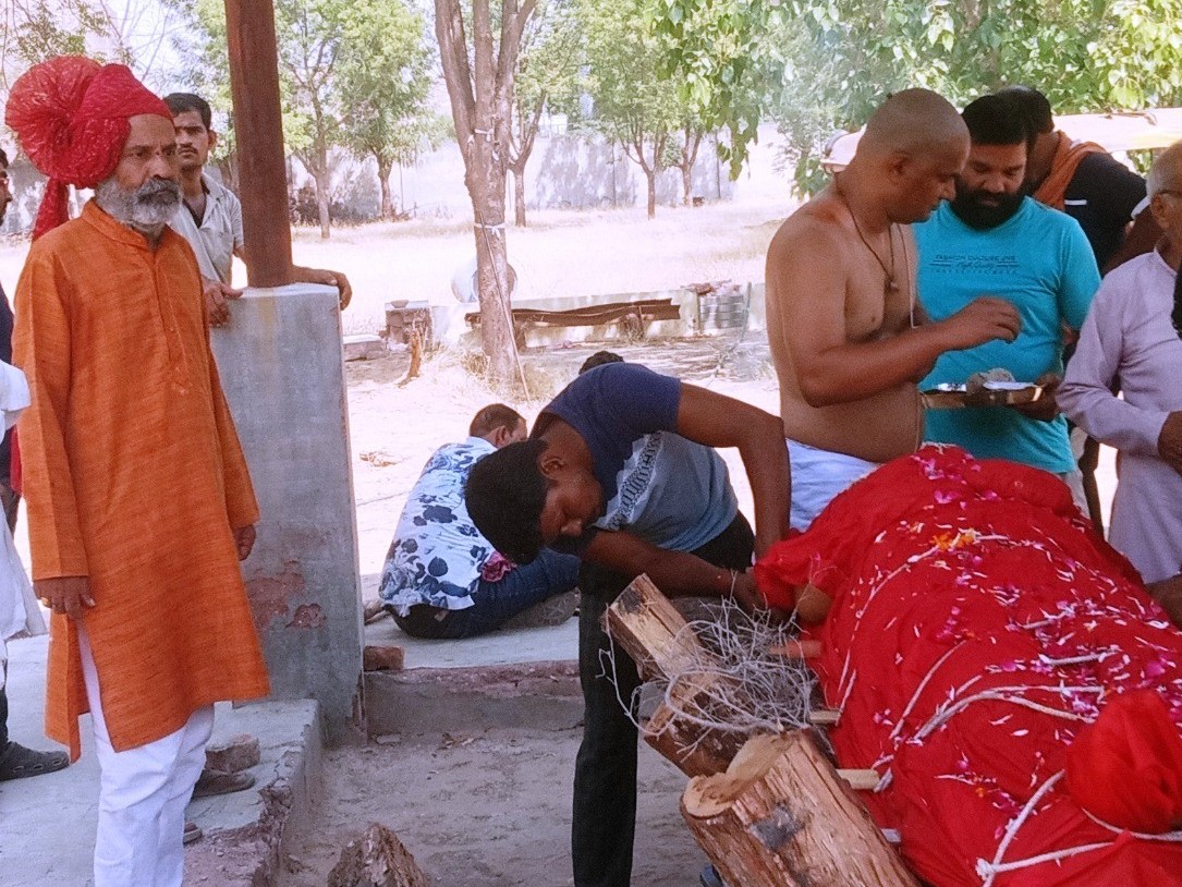 पत्नी को अंतिम विदाई देते समय साफा पहनकर खड़े राजेन्द्र प्रसाद जोशी।