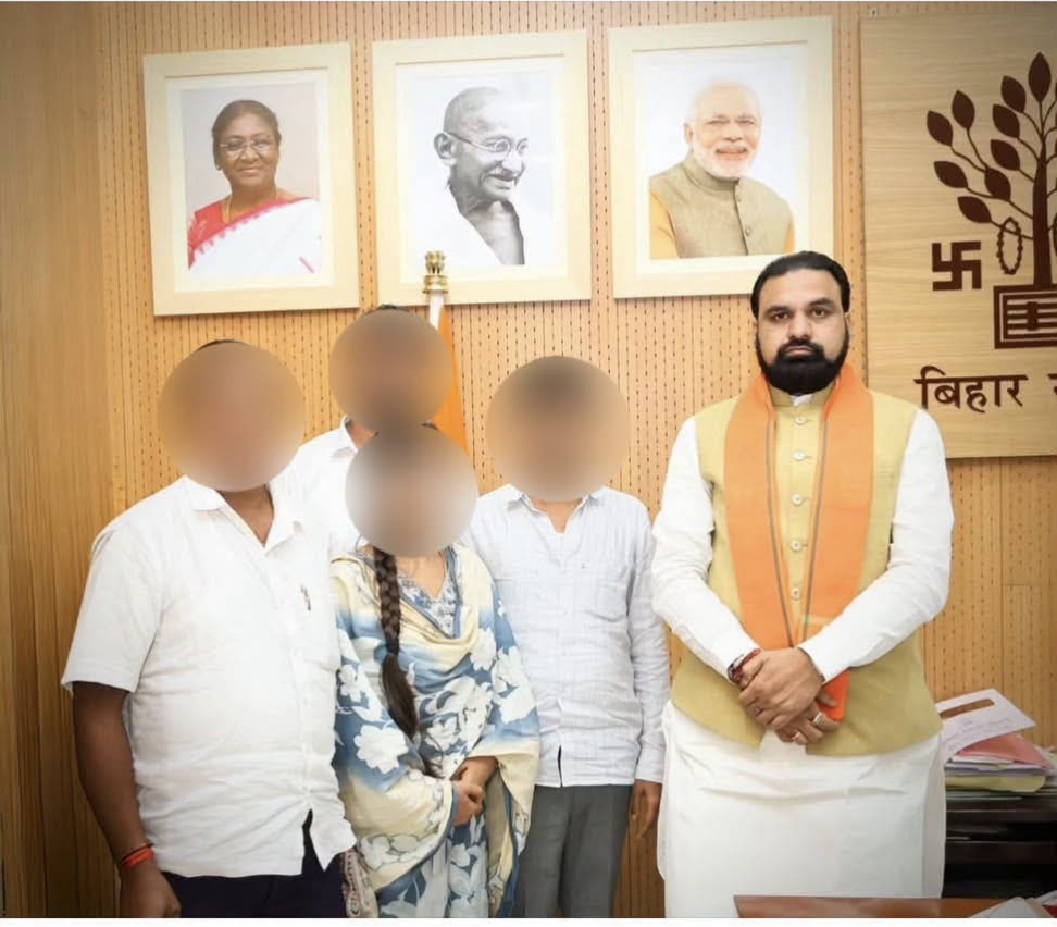 जमुई में लड़की से छेड़खानी के बाद उसके परिजनों ने सीएम सम्राट चौधरी से मुलाकात की। सीएम के एक्स हैंडल से ये फोटो बिना ब्लर के शेयर की गई।