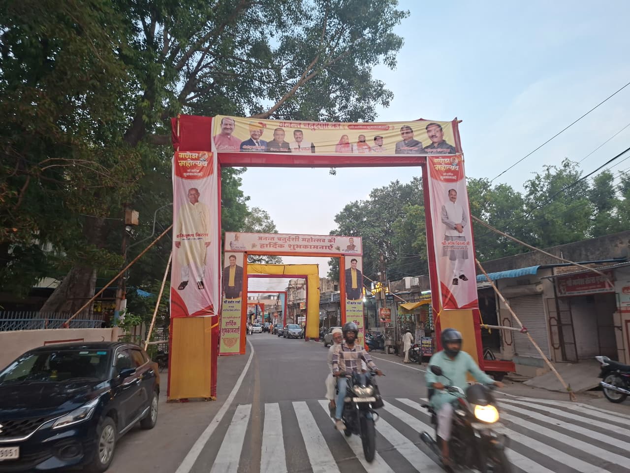 जुलूस मार्गों पर लगाए गए स्वागत द्वार।
