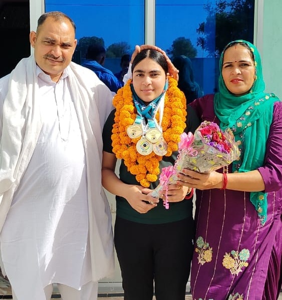 सुरुचि इंदर सिंह फोगाट झज्जर जिले के सासरोली गांव की रहने वाली हैं।