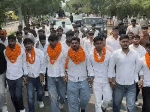 रोहतक: एमडीयू में सर छोटूराम की प्रतिमा और नशे पर रोक को लेकर छात्रों का प्रदर्शन, वीसी को सौंपा ज्ञापन