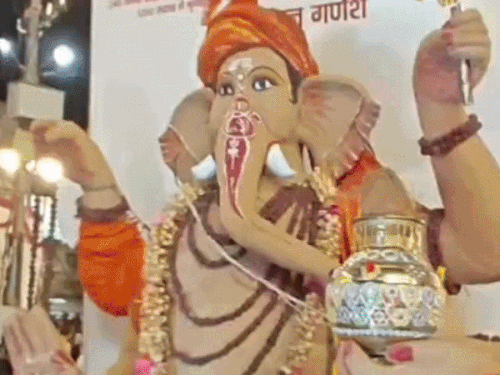 जुलूस में गणेश की झाकियां निकाली गईं