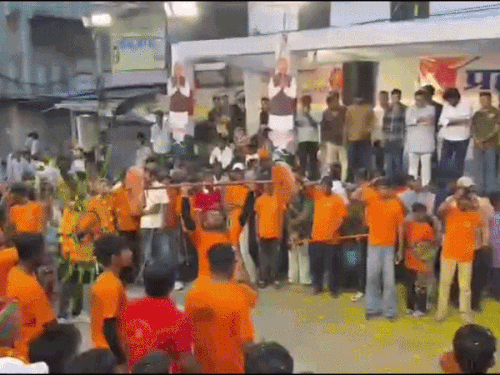 जुलूस में अखाडों के पट्टेबाजों ने हैरतअंगेज करतब दिखाए।