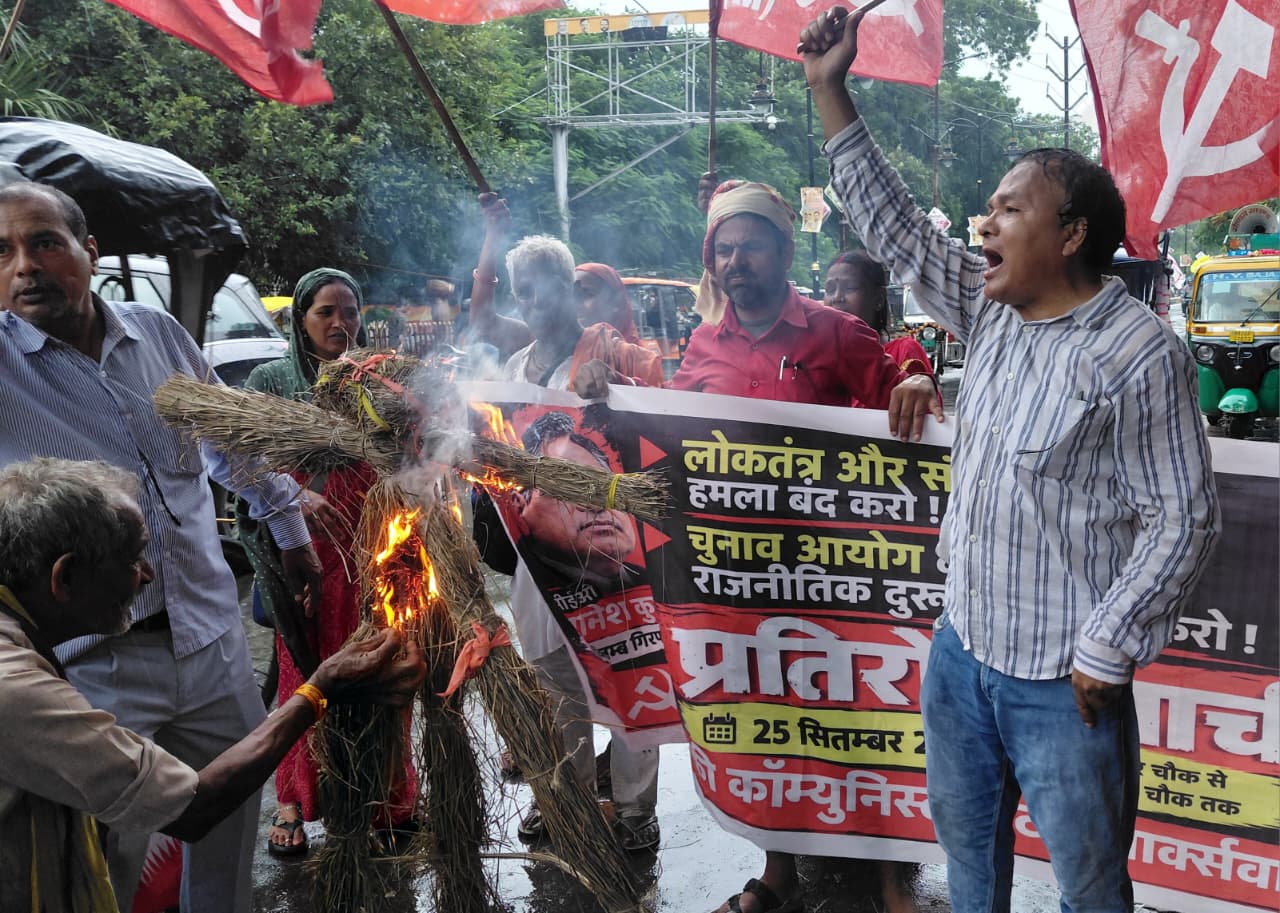 मुख्य निर्वाचन आयुक्त ज्ञानेश कुमार का पुतला दहन किया।