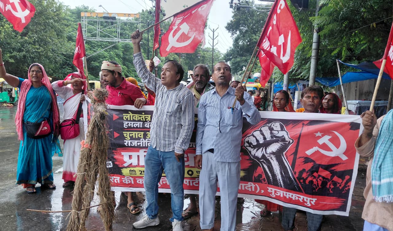 शहर की सड़कों पर बारिश के बीच प्रदर्शन।