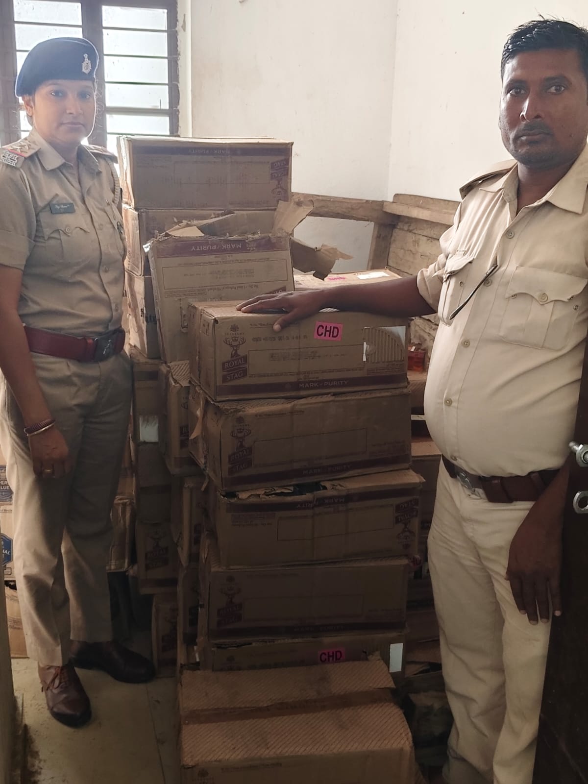 गायघाट थाना क्षेत्र के गयासुद्दीनपुर गांव में झोपड़ी में मिली 800.49 लीटर विदेशी शराब।