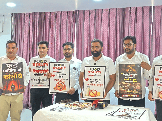 फूड रियलिटी मार्च का पोस्टर दिखाते हुए