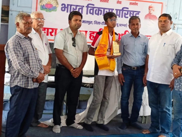 जिला स्तरीय अंडर- 14 शतरंज प्रतियोगिता में देवांश सिंह विजेता बने है।