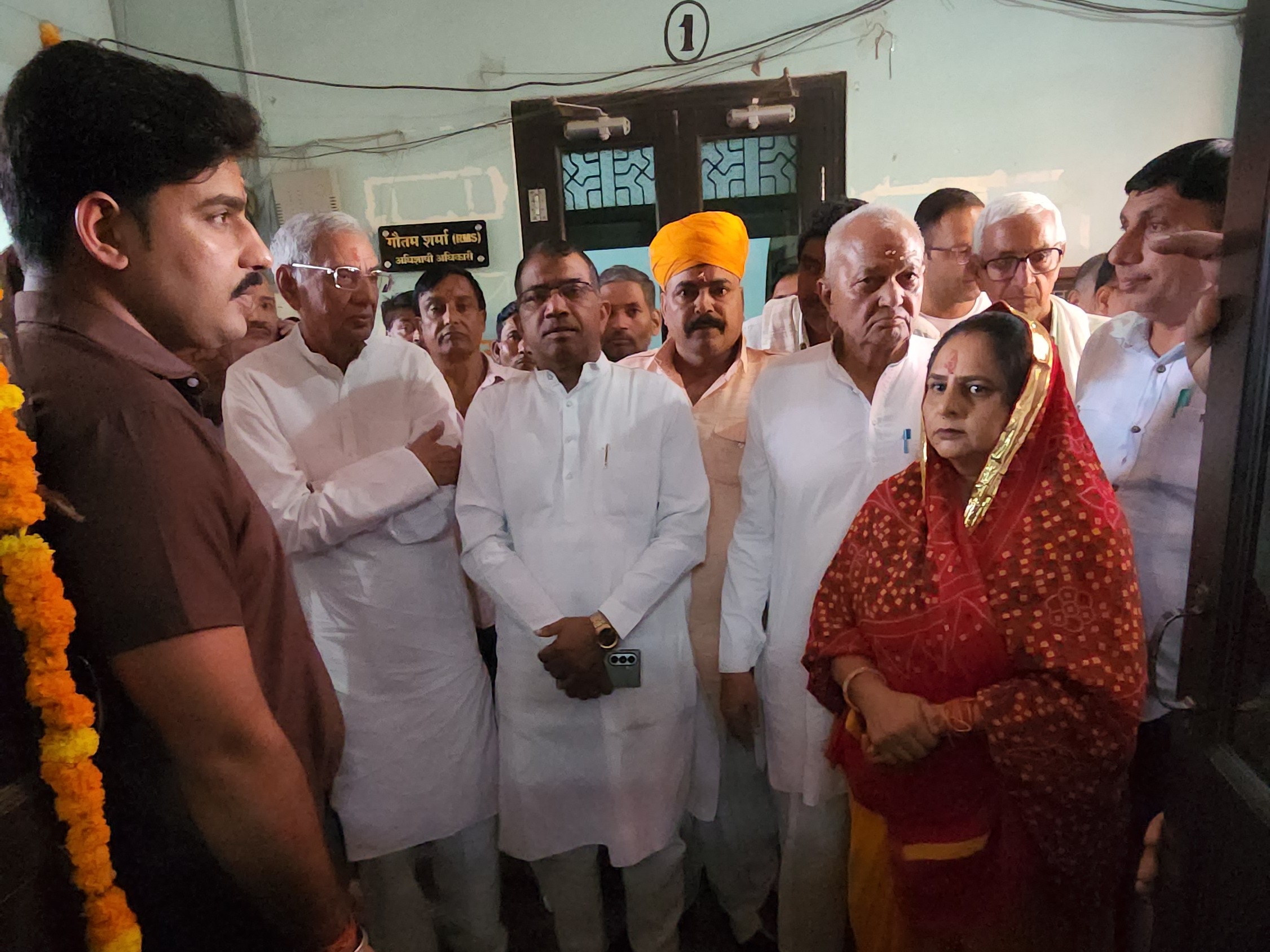 सुमित्रा सैनी ने पूर्व मंत्री और सांसद बृजेंद्र ओला, विधायक पितराम काला की मौजूदगी में कार्यभार ग्रहण किया।
