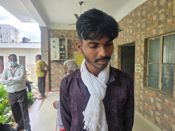 ये रसिक दुलारी के छोटे भाई मनीष हैं। इन्होंने ही उन्हें मुखाग्नि दी।