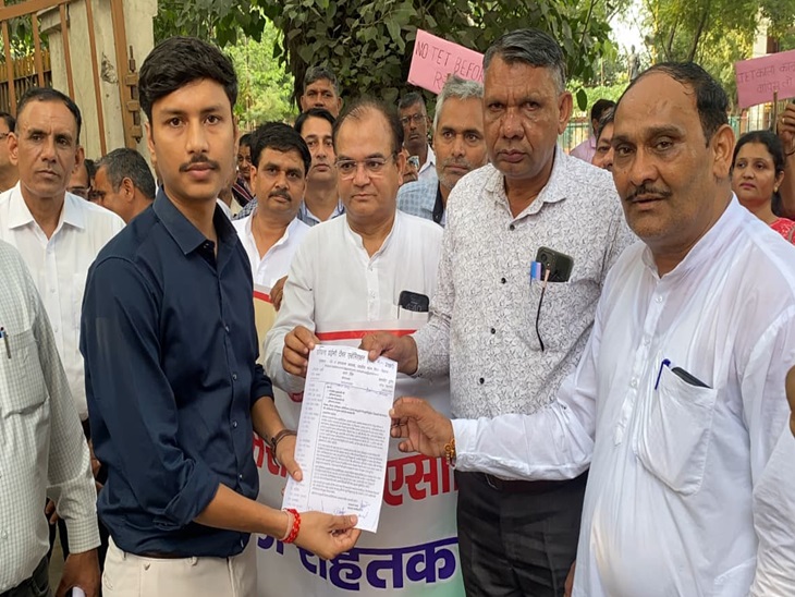 सीटीएम को ज्ञापन देते हुए प्राइमरी टीचर।