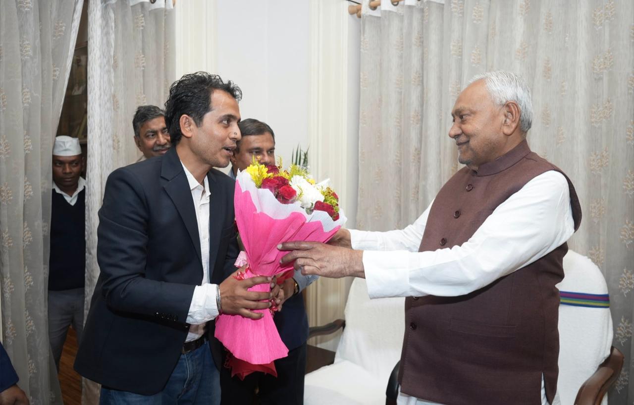 बिहार के पूर्व सीएम नीतीश कुमार के साथ दीपक कुमार।(फाइल तस्वीर)