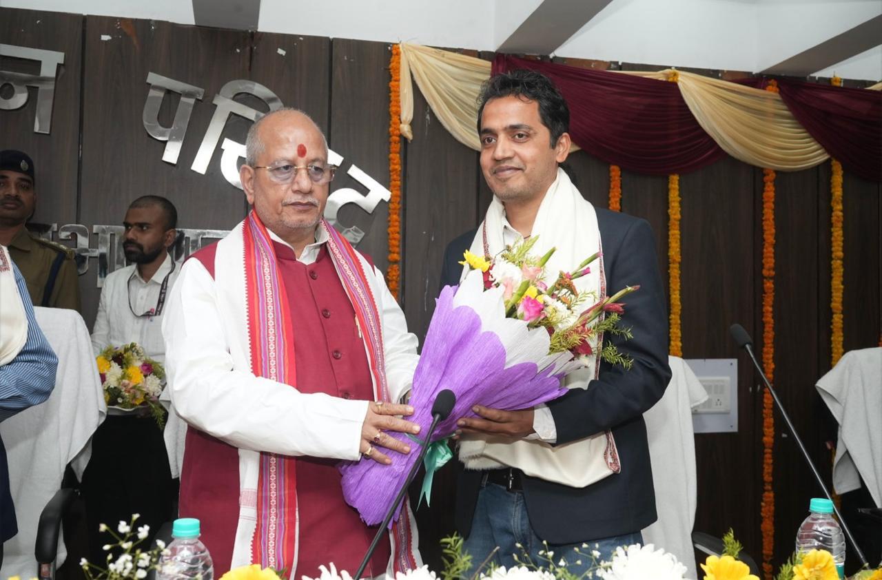सम्मानित करते हुए बिहार के कृषि मंत्री विजय सिन्हा।(फाइल तस्वीर)