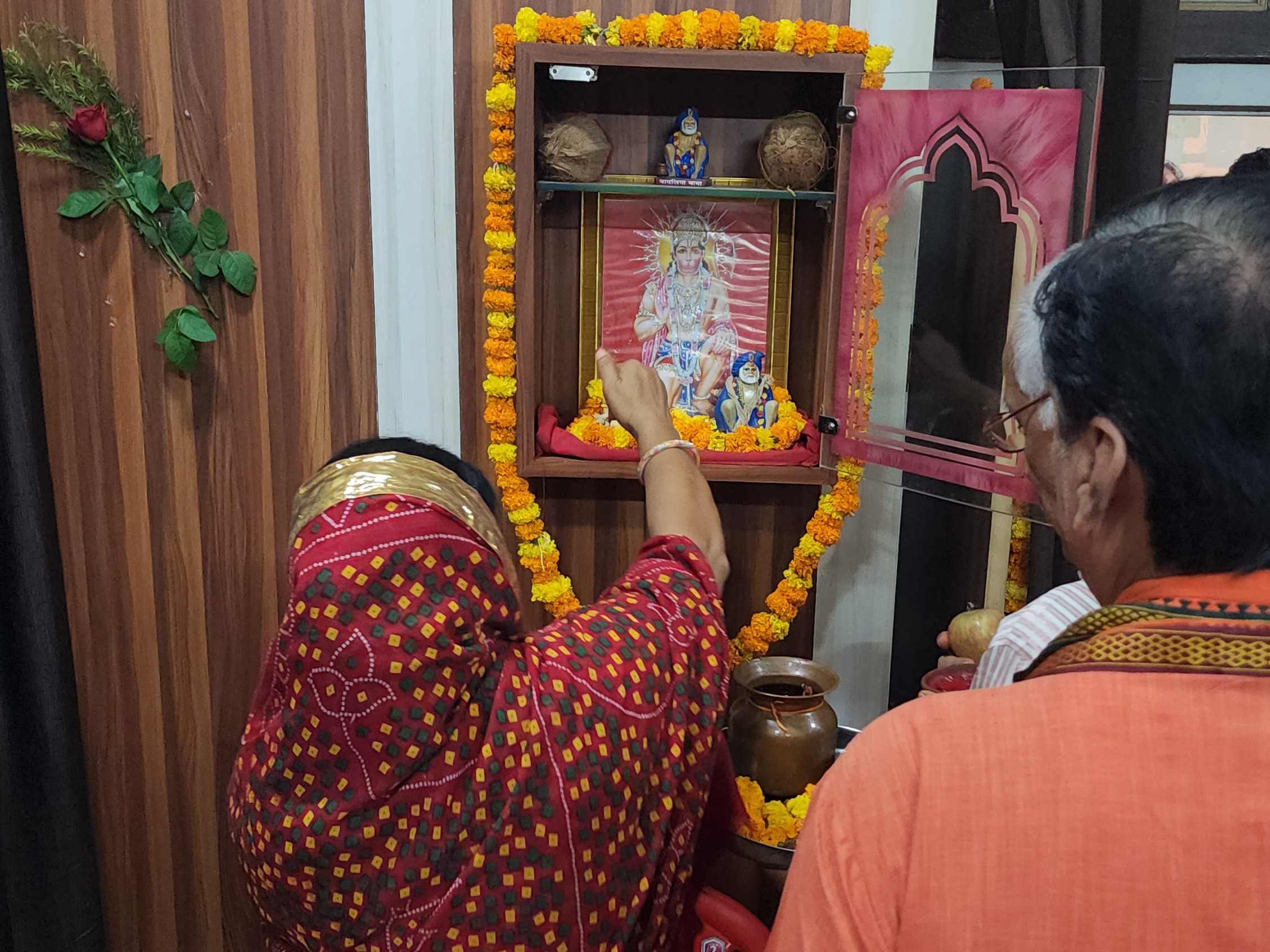 कार्यभार संभालने से पहले पालिकाध्यक्ष सुमित्रा सैनी ने नगरपालिका के बालाजी मंदिर और चेयरमैन रूम में भगवान की पूजा-अर्चना भी की।