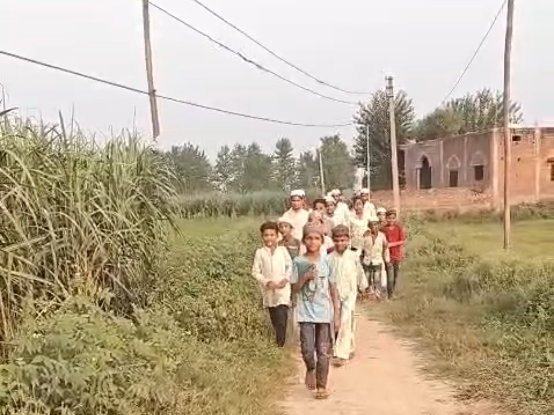 स्कूली बच्चों के रास्ते में झूल रही बिजली लाइन, ग्रामीणों ने हादसे की जताई आशंका। - Dainik Bhaskar