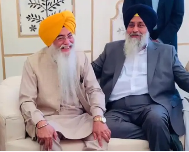 शिरोमणि अकाली दल के प्रधान सुखबीर बादल के साथ अमरजीत सिंह चावला की फोटो।