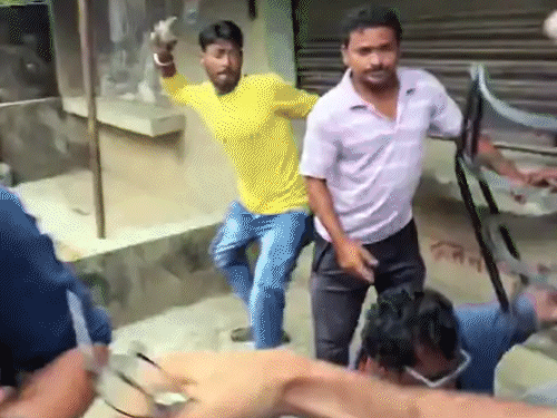 हमलावरों ने अभिषेक का हेलमेट पकड़कर खींचा। इस दौरान अभिषेक की सिक्योरिटी और अन्य TMC कार्यकर्ता उन्हें बचाते दिखे।