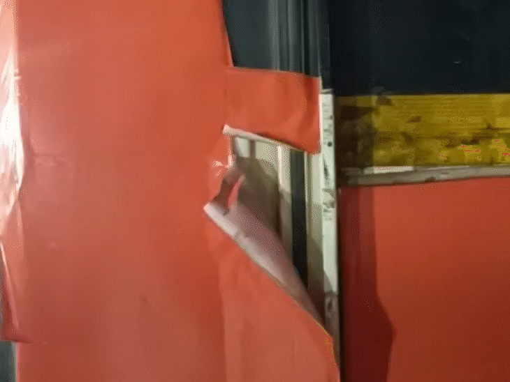 बस का पीछे से उखड़ा रेडियम।