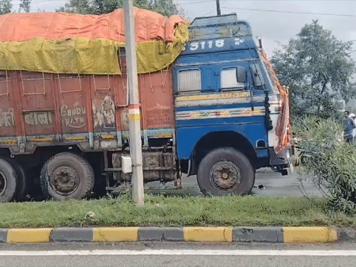 हादसे के करीब 36 घंटे बाद खराब ट्रक को सड़क से हटाकर पुलिस की निगरानी में सुरक्षित स्थान पर भेजा गया।