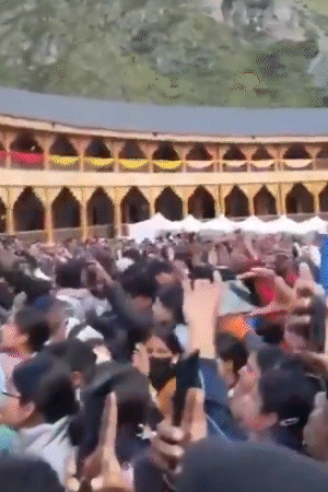 कार्यक्रम के दौरान भारी भीड़ थी। लोग मोबाइल से वीडियो बनाते दिखाई दिए।