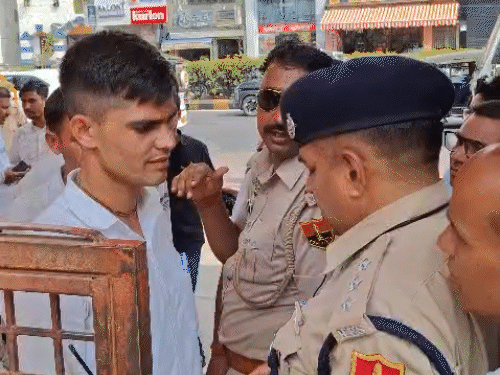 पार्षदों को चैकिंग के बाद एंट्री दी जा रही है।